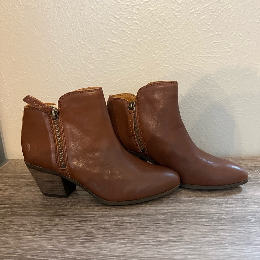 FRYE Judith Zip Bootie 6.5M Whiskey (Cognac) Leather Side Zip Ankle Boots